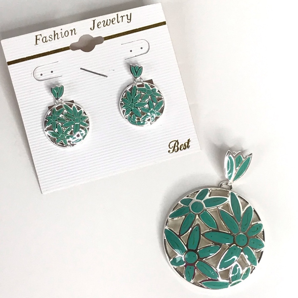 SALE ♦️ 3/$25 Set Earrings Pendant Floral Pierced